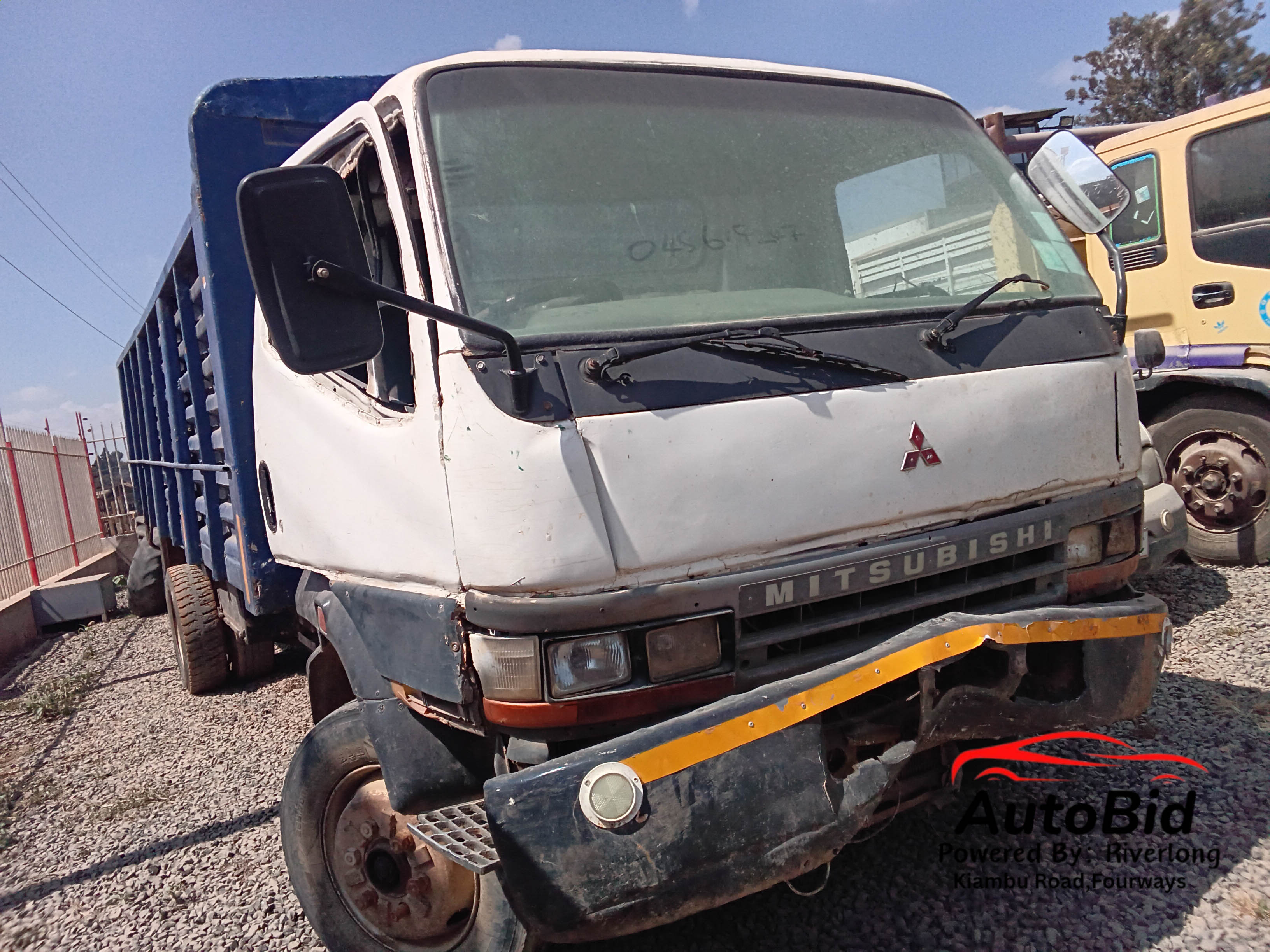 2002 Mitsubishi CANTER white – photo 1
