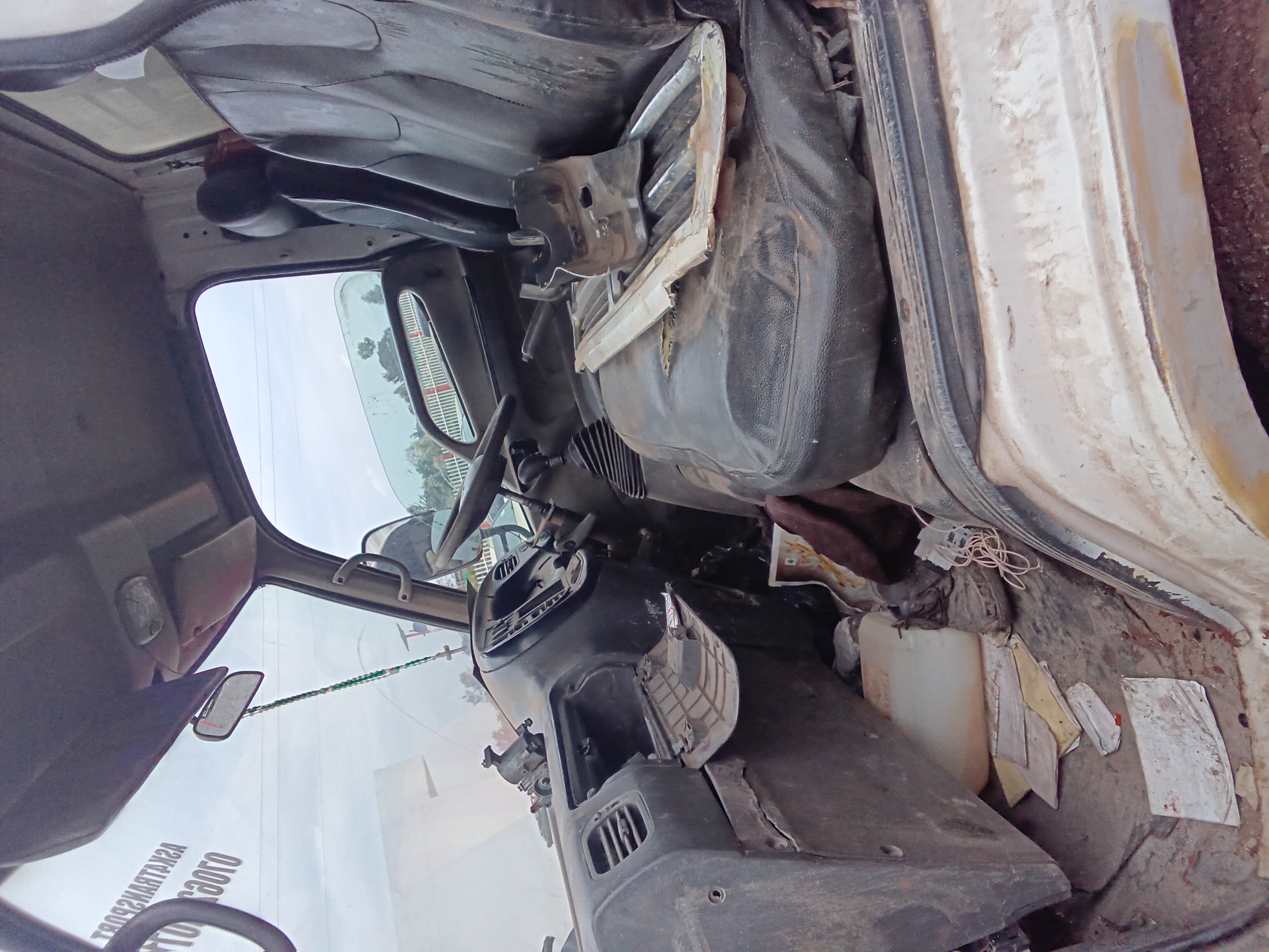 2010 Hyundai 0537000_Canter white – photo 4