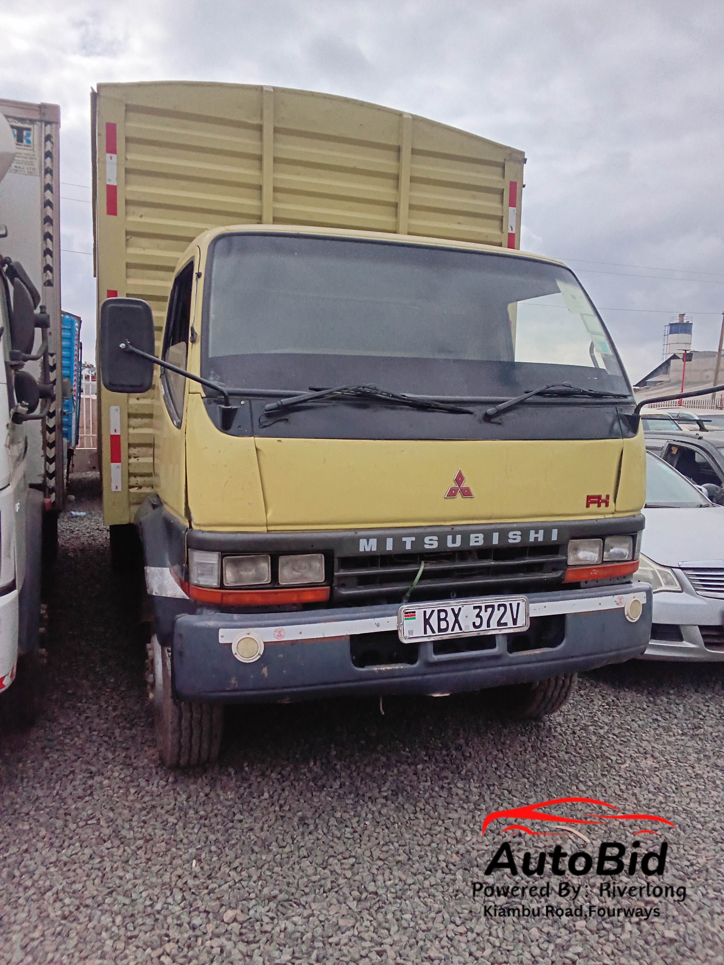 2013 Mitsubishi CANTER Yellow – photo 1
