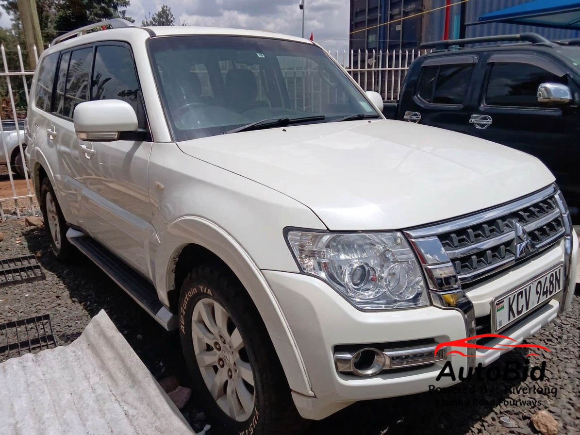 2011 Mitsubishi Shogun white – photo 2
