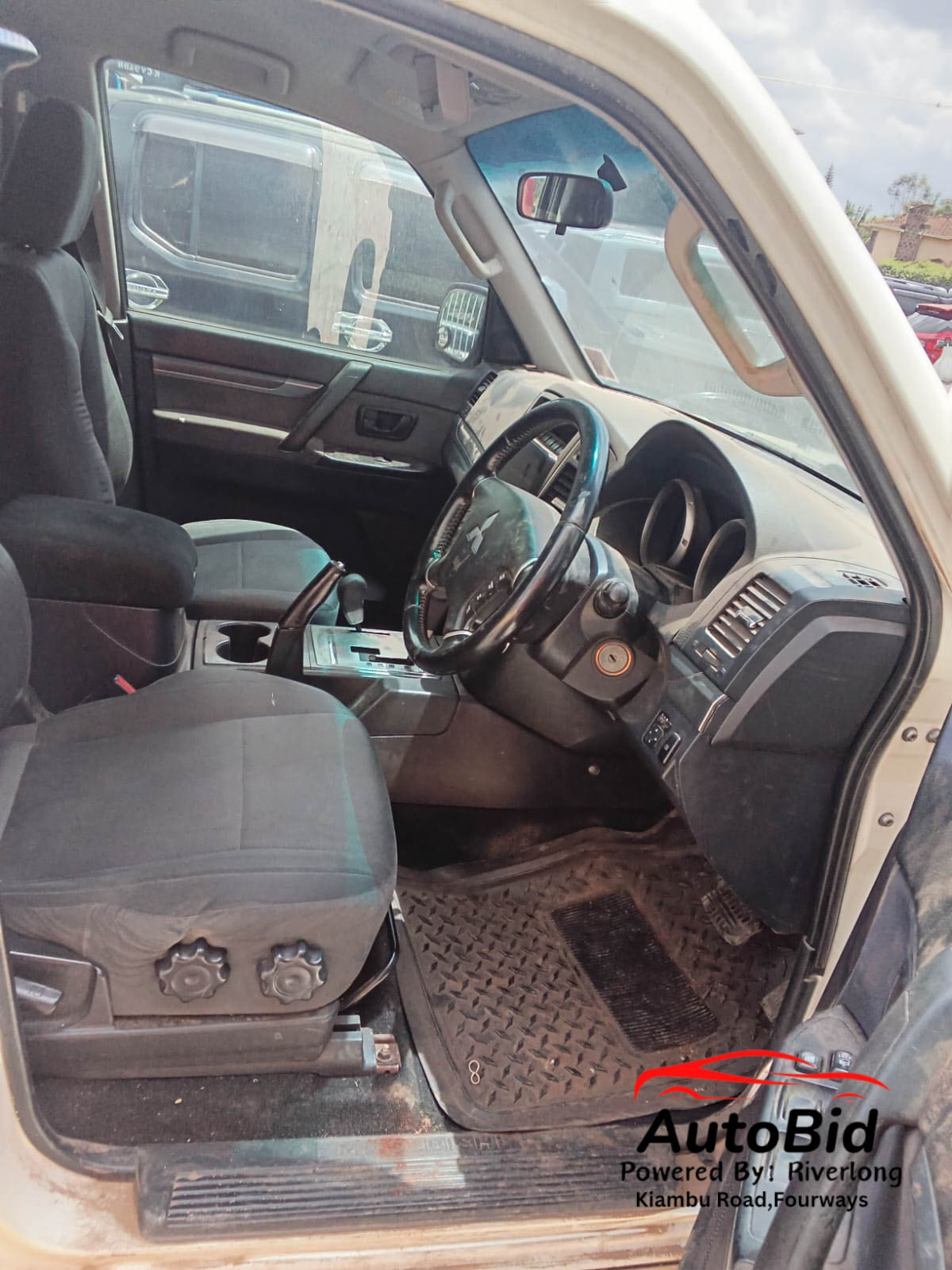 2011 Mitsubishi Shogun white – photo 5
