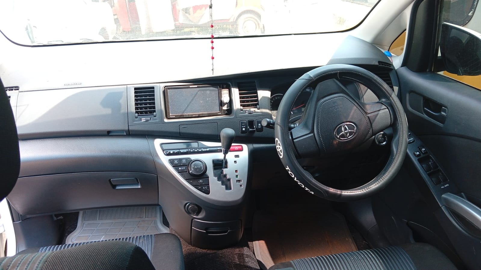 2017 TOYOTA ISIS white – photo 4