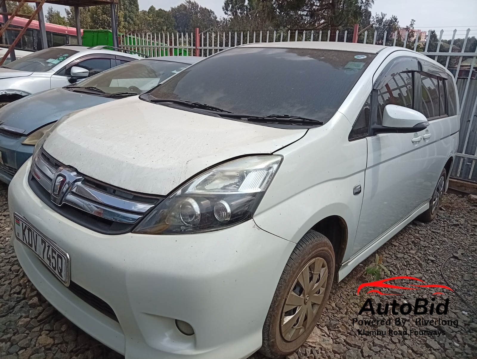 2017 TOYOTA ISIS white – photo 1