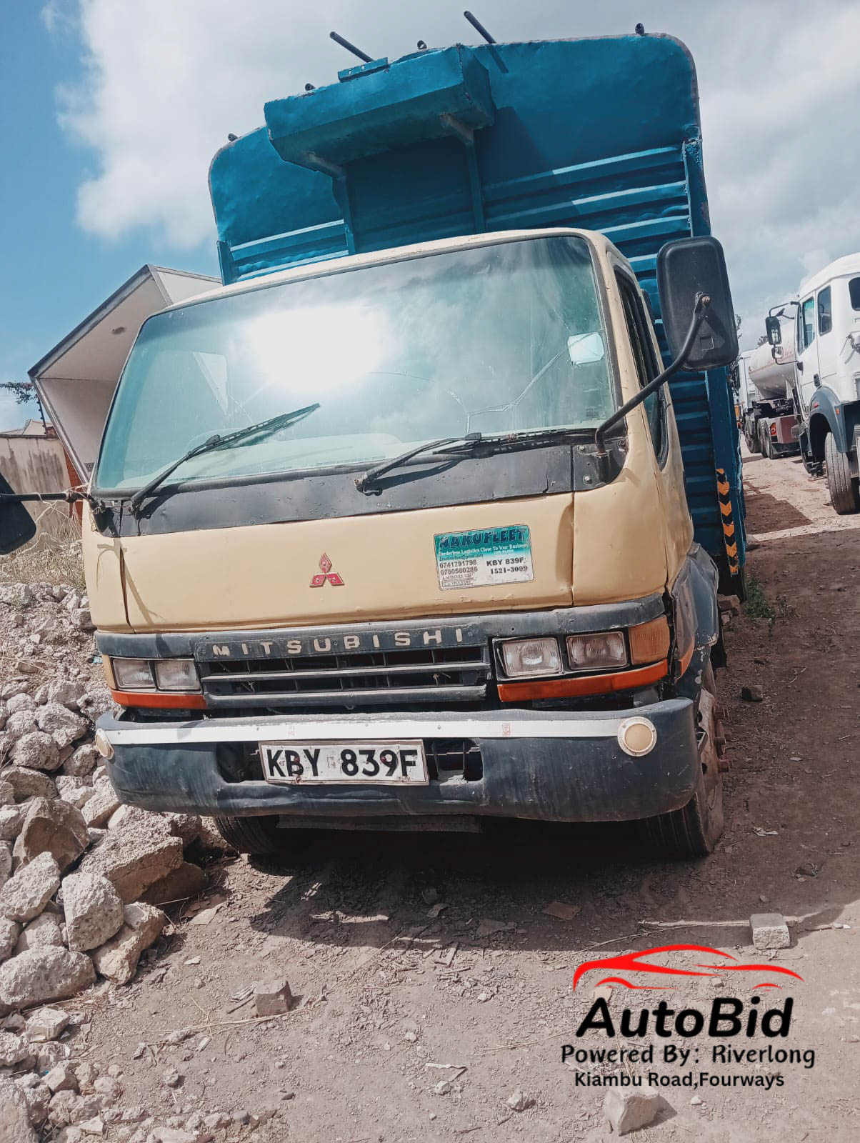 2013 Mitsubishi CANTER Beige – photo 1