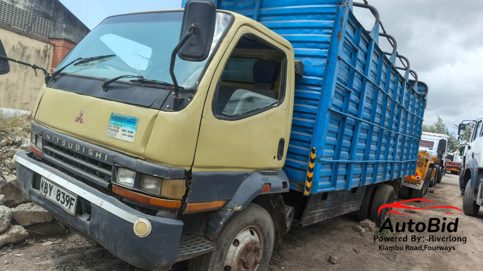 2013 Mitsubishi CANTER Beige – photo 2