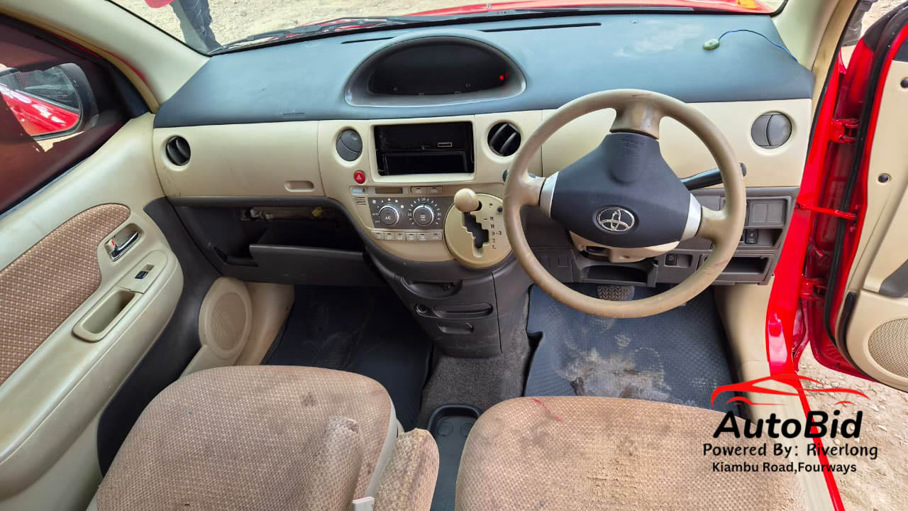 2011 TOYOTA Sienta Red – photo 6