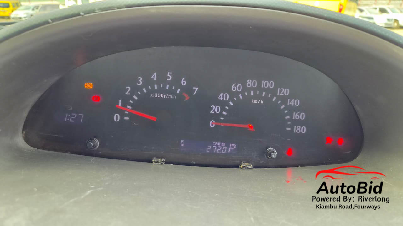 2011 TOYOTA Sienta Red – photo 5